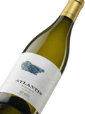 Primer plano de la etiqueta del vino blanco Atlantis Albariño, D.O. Rías Baixas