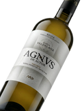 Primer plano de la botella de vino blanco Agnus de Autor Malvasía.