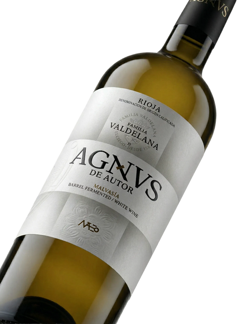Primer plano de la botella de vino blanco Agnus de Autor Malvasía.