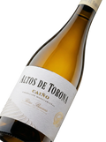 Primer plano de la esbelta botella de vino blanco Altos de Torona Caíño.