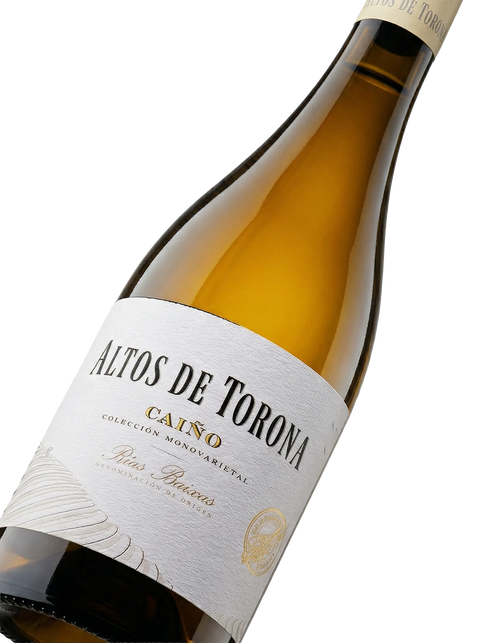 Primer plano de la esbelta botella de vino blanco Altos de Torona Caíño.
