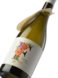 Primer plano de la colorida botella de vino blanco Deliri Floral.