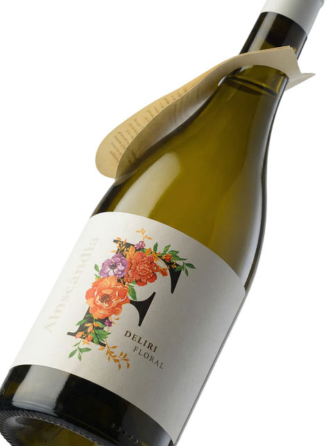 Primer plano de la colorida botella de vino blanco Deliri Floral.