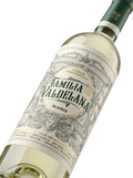 Primer plano de la botella de vino blanco Familia Valdelana Malvasía.