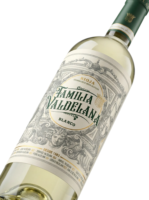 Primer plano de la botella de vino blanco Familia Valdelana Malvasía.
