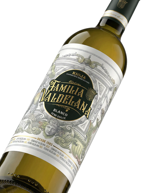Primer plano de la botella de vino blanco Familia Valdelana Semidulce.