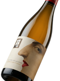 Primer plano de la botella de vino blanco La Casa de las Locas Treixadura.