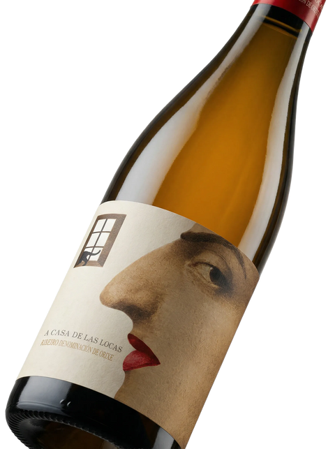 Primer plano de la botella de vino blanco La Casa de las Locas Treixadura.