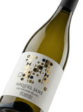 Primer plano de la botella de vino blanco Miquel Jané Sauvignon Blanc.