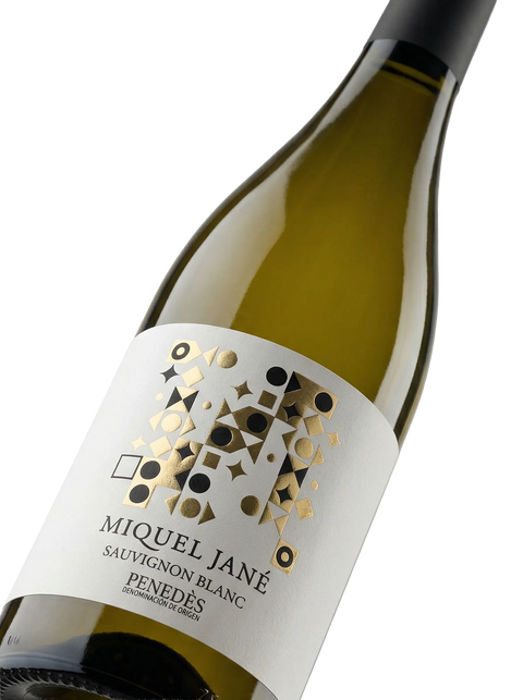 Primer plano de la botella de vino blanco Miquel Jané Sauvignon Blanc.