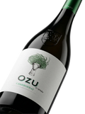 Primer plano de la botella de vino blanco Ozu by Otazu Chardonnay.