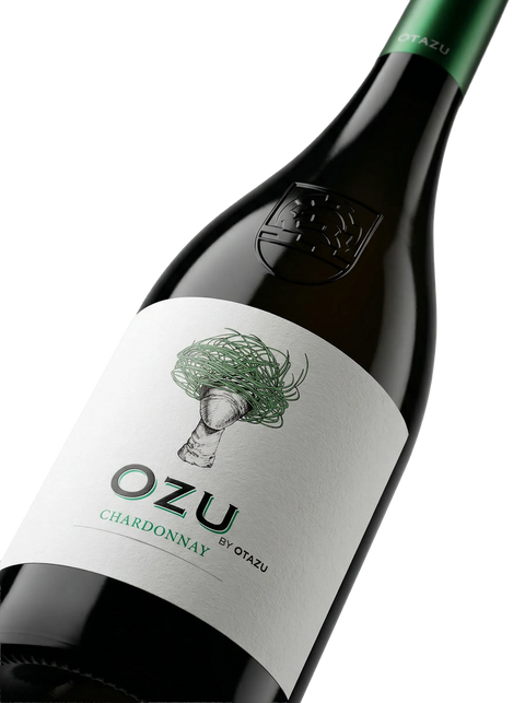 Primer plano de la botella de vino blanco Ozu by Otazu Chardonnay.