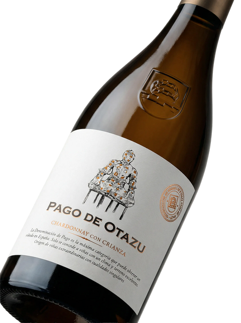 Primer plano de la botella de vino blanco Pago de Otazu Chardonnay con Crianza 2021.