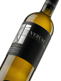 Primer plano de la botella de vino blanco Verum coupage Sauvignon Blanc y Gewürztraminer.