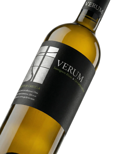 Primer plano de la botella de vino blanco Verum coupage Sauvignon Blanc y Gewürztraminer.