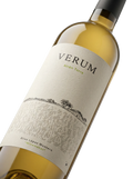 Primer plano de la botella de vino blanco Verum Terra Airén de Viñas Viejas.