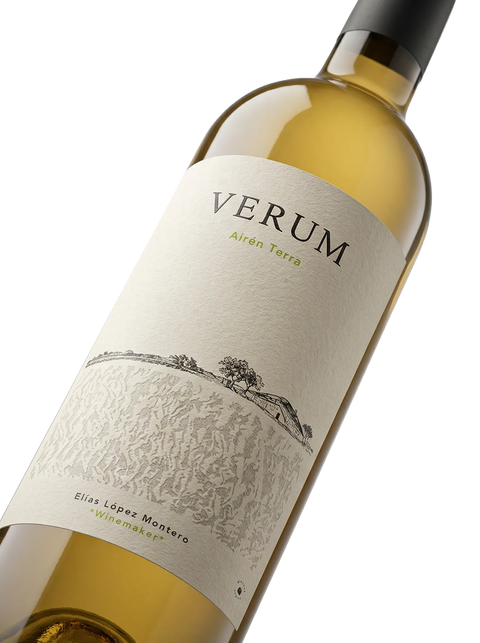 Primer plano de la botella de vino blanco Verum Terra Airén de Viñas Viejas.