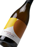 Primer plano de la botella de vino blanco brisado Verum Ulterior Orange (Vino Naranja).