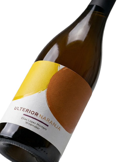 Primer plano de la botella de vino blanco brisado Verum Ulterior Orange (Vino Naranja).