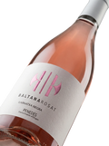 Primer plano de la etiqueta del vino rosado Baltana Rosat, D.O. Penedès.