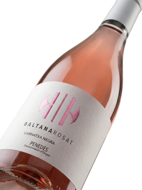 Primer plano de la etiqueta del vino rosado Baltana Rosat, D.O. Penedès.