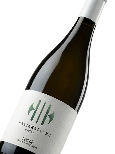 Primer plano de la etiqueta del vino blanco Baltana Xarel·lo, D.O. Penedès.