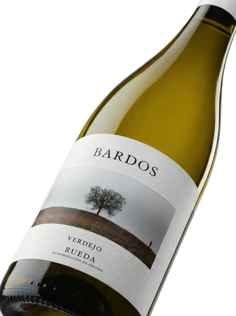 Primer plano de la etiqueta del vino blanco Bardos Verdejo, D.O. Rueda.