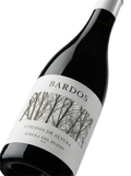 Primer plano de la etiqueta del vino tinto Bardos Viñedos de Altura, D.O. Ribera del Duero.