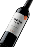 Primer plano de la etiqueta del vino tinto Besa Flor, D.O. Montsant