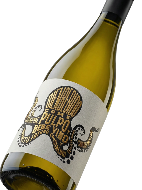 Primer plano de la etiqueta del vino blanco Bienbebido Pulpo, variedad Albariño.