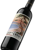 Primer plano de la etiqueta del vino tinto Cap de Creus Corall Negre, D.O. Empordà.
