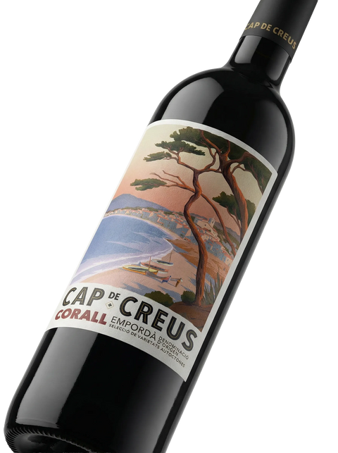Primer plano de la etiqueta del vino tinto Cap de Creus Corall Negre, D.O. Empordà.