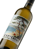 Primer plano de la etiqueta del vino blanco Cap de Creus Nacre, D.O. Empordà.