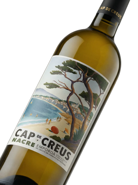 Primer plano de la etiqueta del vino blanco Cap de Creus Nacre, D.O. Empordà.
