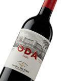 Primer plano de la etiqueta del vino tinto Castell del Remei Oda, D.O. Costers del Segre.