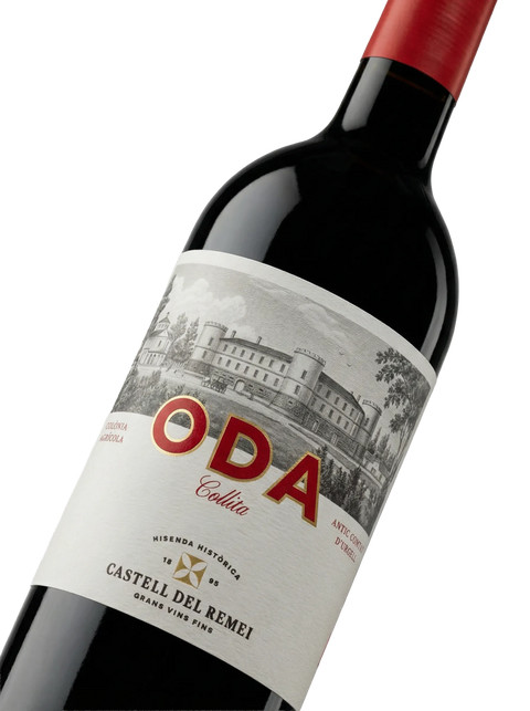 Primer plano de la etiqueta del vino tinto Castell del Remei Oda, D.O. Costers del Segre.