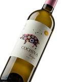 Primer plano de la etiqueta del vino blanco Cochina Verdejo, Vino de España.