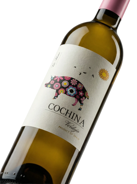 Primer plano de la etiqueta del vino blanco Cochina Verdejo, Vino de España.