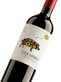 Primer plano de la etiqueta del vino tinto Cochino Cabernet Sauvignon, Vino de España.