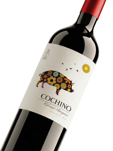 Primer plano de la etiqueta del vino tinto Cochino Cabernet Sauvignon, Vino de España.