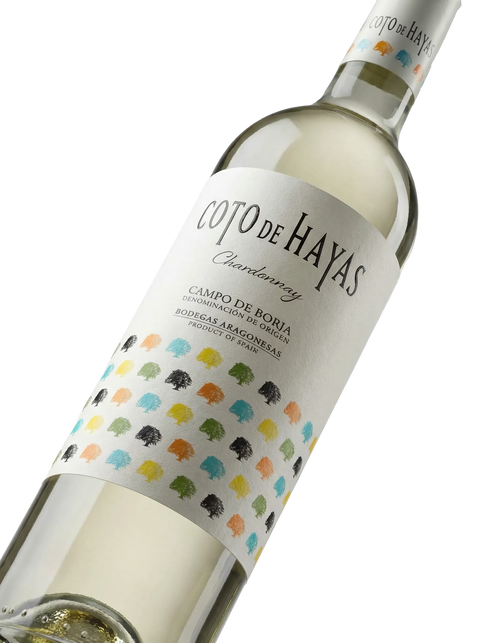 Primer plano de la etiqueta del vino blanco Coto de Hayas Chardonnay, D.O. Campo de Borja.