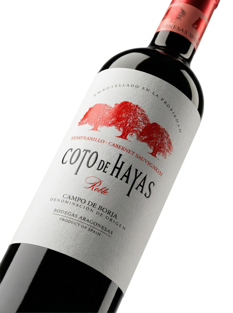 Primer plano de la etiqueta del vino tinto Coto de Hayas Roble, D.O. Campo de Borja.