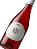 Primer plano de la etiqueta del vino tinto El Arrebol, D.O.P. Cebreros.