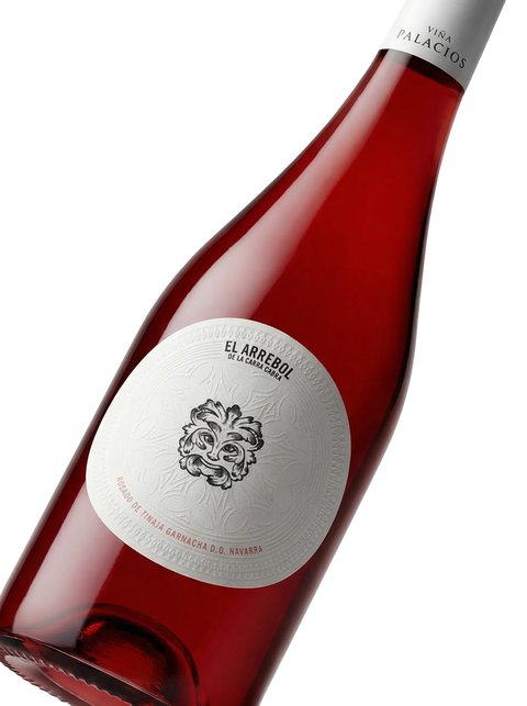 Primer plano de la etiqueta del vino tinto El Arrebol, D.O.P. Cebreros.