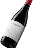 Primer plano de la etiqueta del vino tinto El Holgazán, D.O. Ribera del Duero.