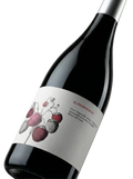 Primer plano de la etiqueta del vino tinto El Primer Beso, D.O.Ca. Rioja.