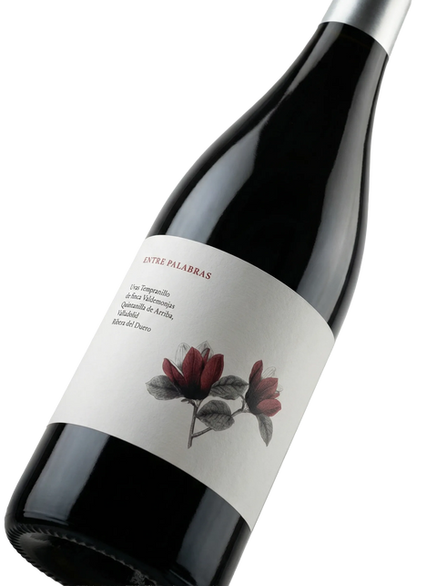 Primer plano de la etiqueta del vino tinto Entre Palabras, D.O. Ribera del Duero.