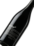 Primer plano de la etiqueta del vino tinto Giró 2 de Giró Ribot, D.O. Penedès.