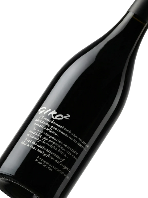Primer plano de la etiqueta del vino tinto Giró 2 de Giró Ribot, D.O. Penedès.