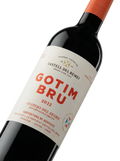 Primer plano de la etiqueta del vino tinto Gotim Bru de Castell del Remei, D.O. Costers del Segre.